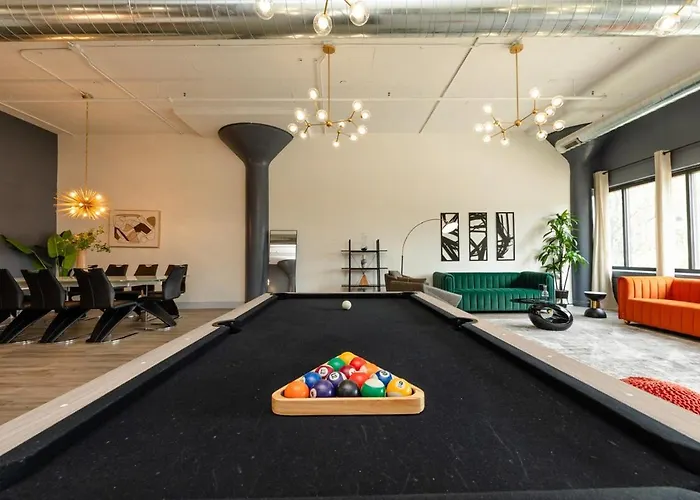 Massive Luxury 5br Loft For Groups Up To 12 Guests With Optional Parking And Gym Access Near Mccormick Place And Soldier Field *