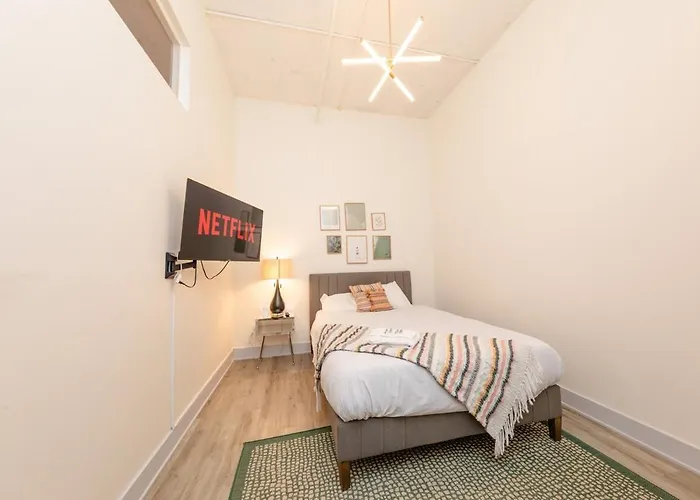 Massive Luxury 5br Loft For Groups Up To 12 Guests With Optional Parking And Gym Access Near Mccormick Place And Soldier Field Chicago