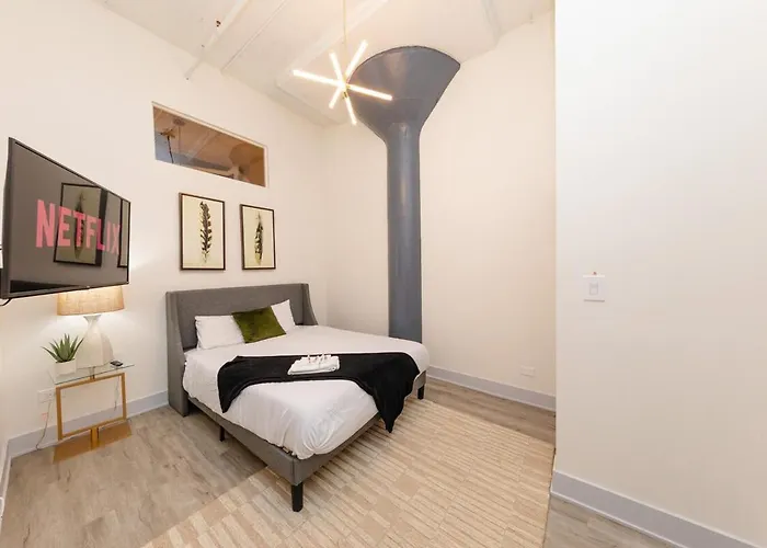 Massive Luxury 5br Loft For Groups Up To 12 Guests With Optional Parking And Gym Access Near Mccormick Place And Soldier Field *