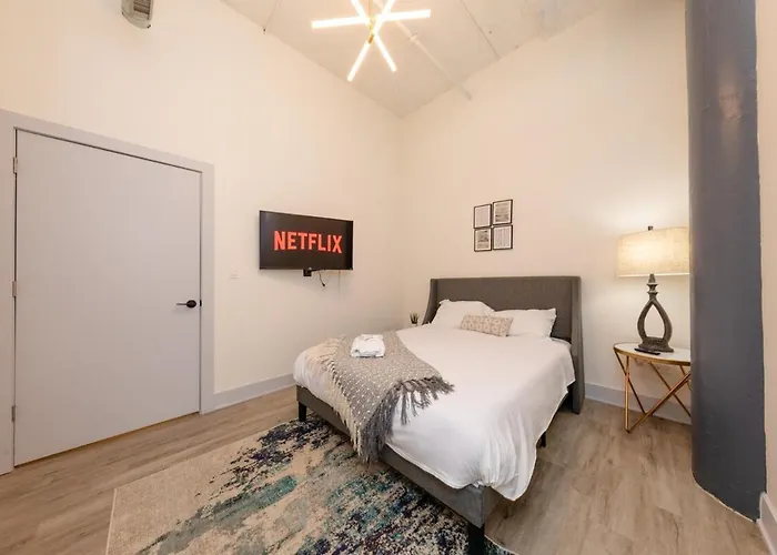 Massive Luxury 5br Loft For Groups Up To 12 Guests With Optional Parking And Gym Access Near Mccormick Place And Soldier Field