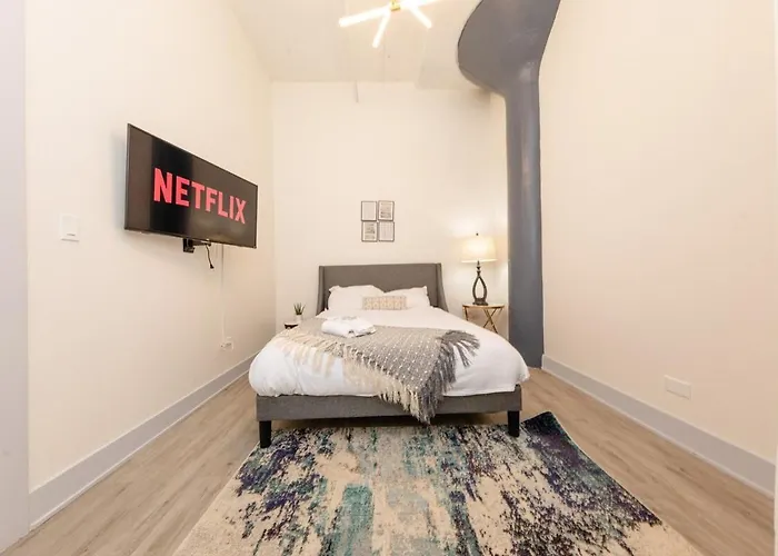 Massive Luxury 5br Loft For Groups Up To 12 Guests With Optional Parking And Gym Access Near Mccormick Place And Soldier Field Chicago