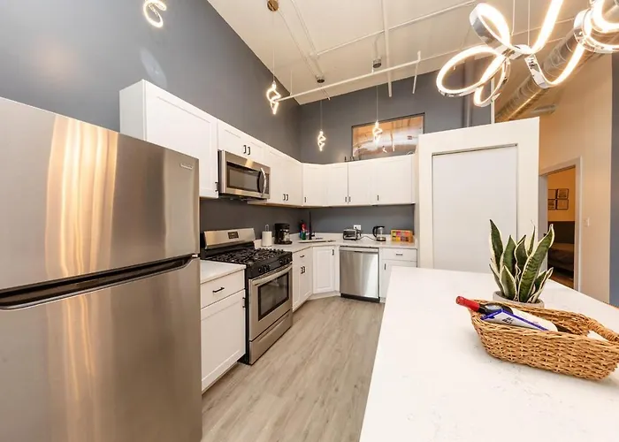 Massive Luxury 5br Loft For Groups Up To 12 Guests With Optional Parking And Gym Access Near Mccormick Place And Soldier Field