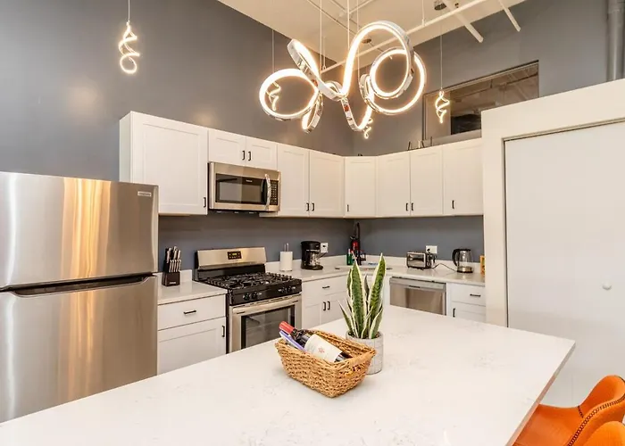 Massive Luxury 5br Loft For Groups Up To 12 Guests With Optional Parking And Gym Access Near Mccormick Place And Soldier Field Chicago